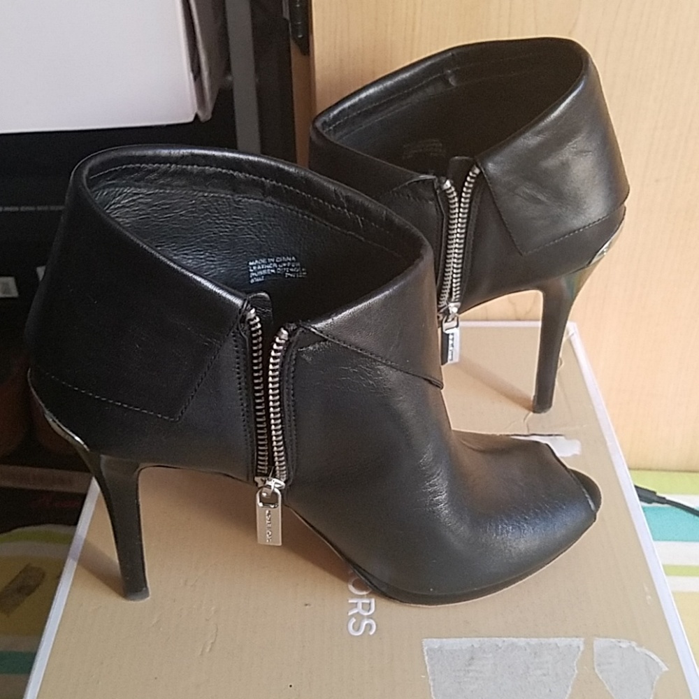 Michael Kors Kendra Open Toe booties